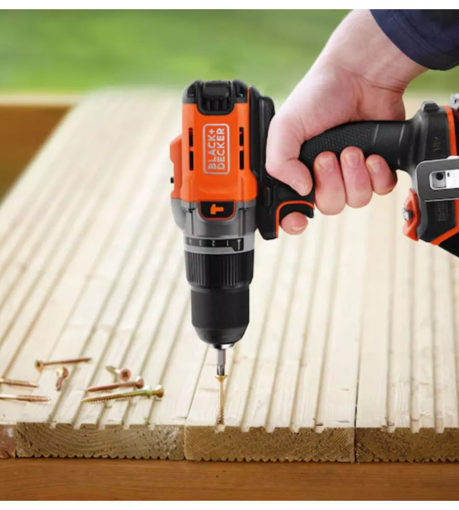 Kit valigetta trapano avvitatore a percussione a batteria black+decker "bcd383d2xk-qw" 2 batterie 18v