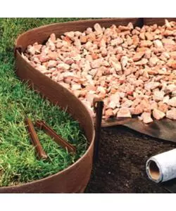 Bordura da esterno in plastica marrone con 6 picchetti 5 metri
