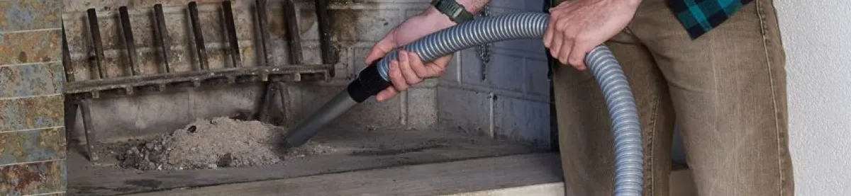 "Utilizzo di un tubo aspirante per raccogliere cenere da un caminetto